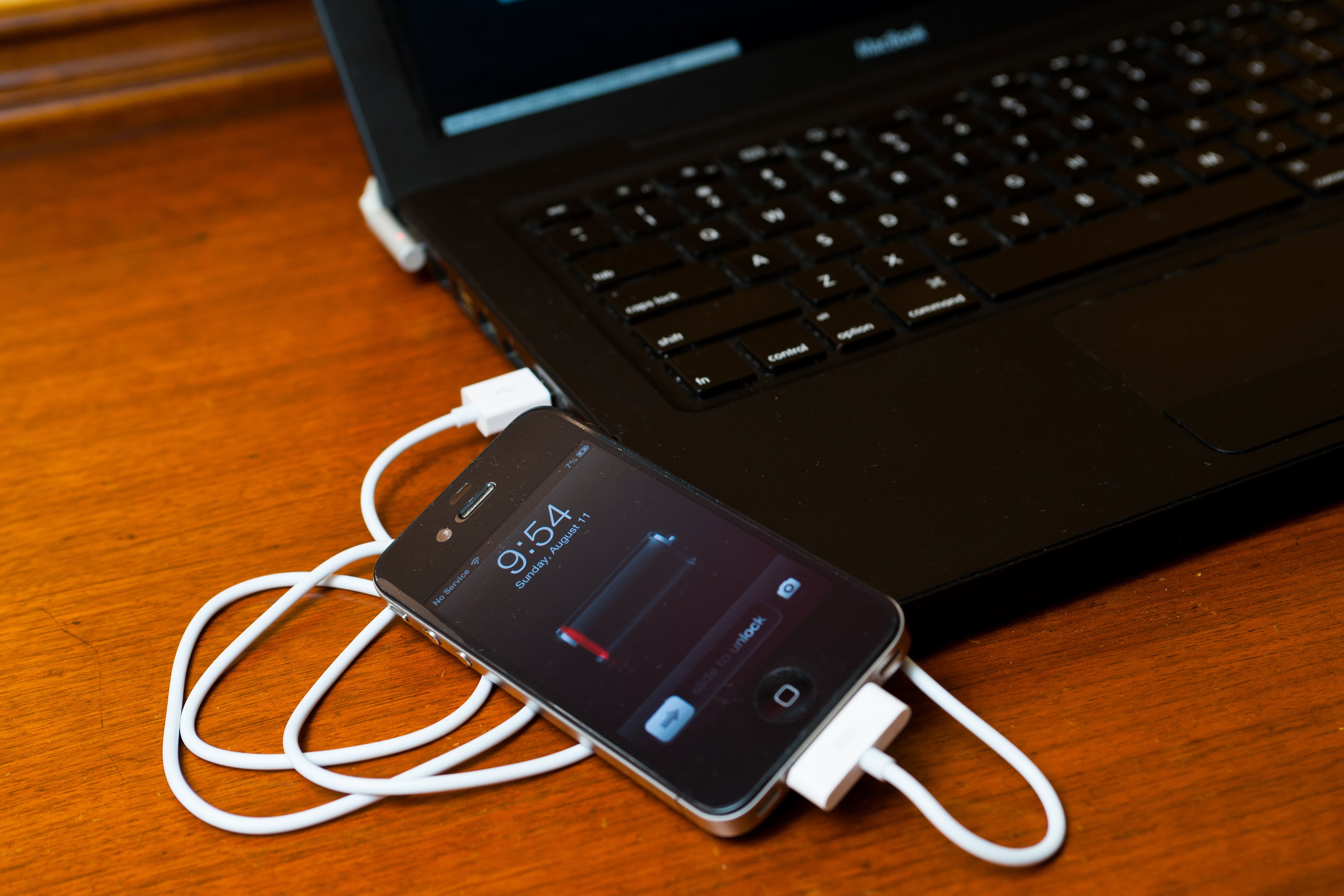 Можно заряжать ноутбук через usb. Зарядка для смартфона. Зарядка смартфона через USB. Зарядка смартфона от ноутбука. Зарядка ноутбука через USB.