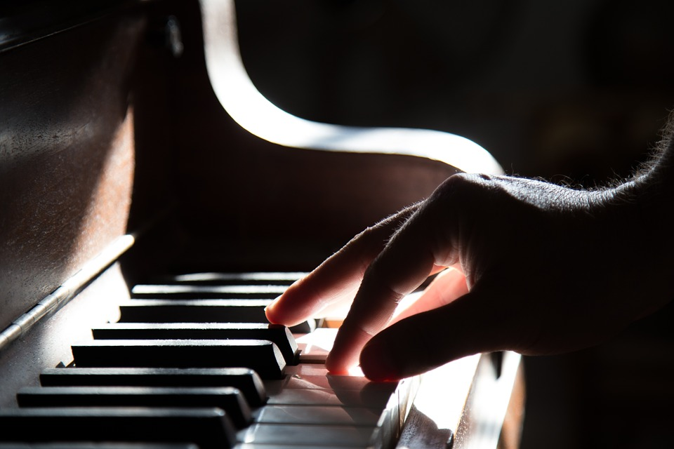 What Are the Benefits of Online Piano Lessons? Techno FAQ