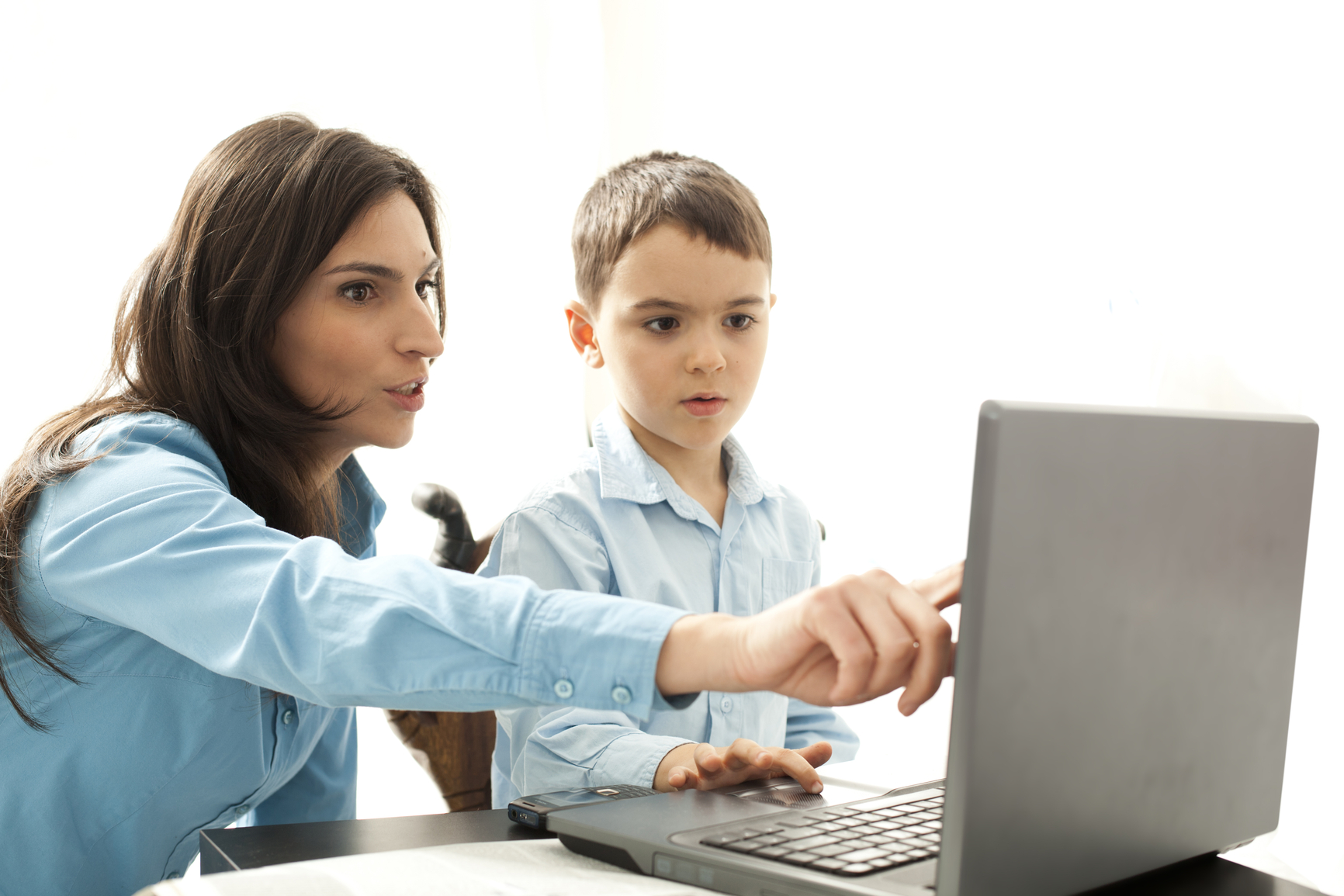Родительский урок в школе. Компьютер для детей. Детям об интернете. Родители и дети в интернете. Подросток за компьютером.