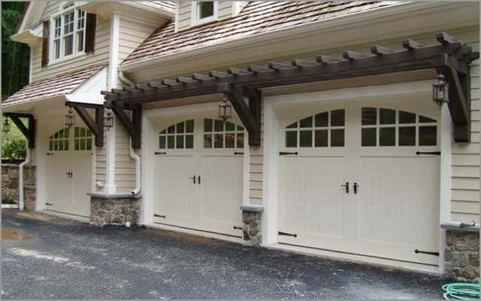 Should you repair a garage door all by yourself? | Techno FAQ