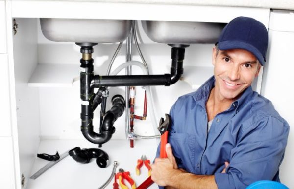 VIGILANT-plumber-fixing-a-sink-shutterstock_132523334-e1448389230378-620x400.jpg