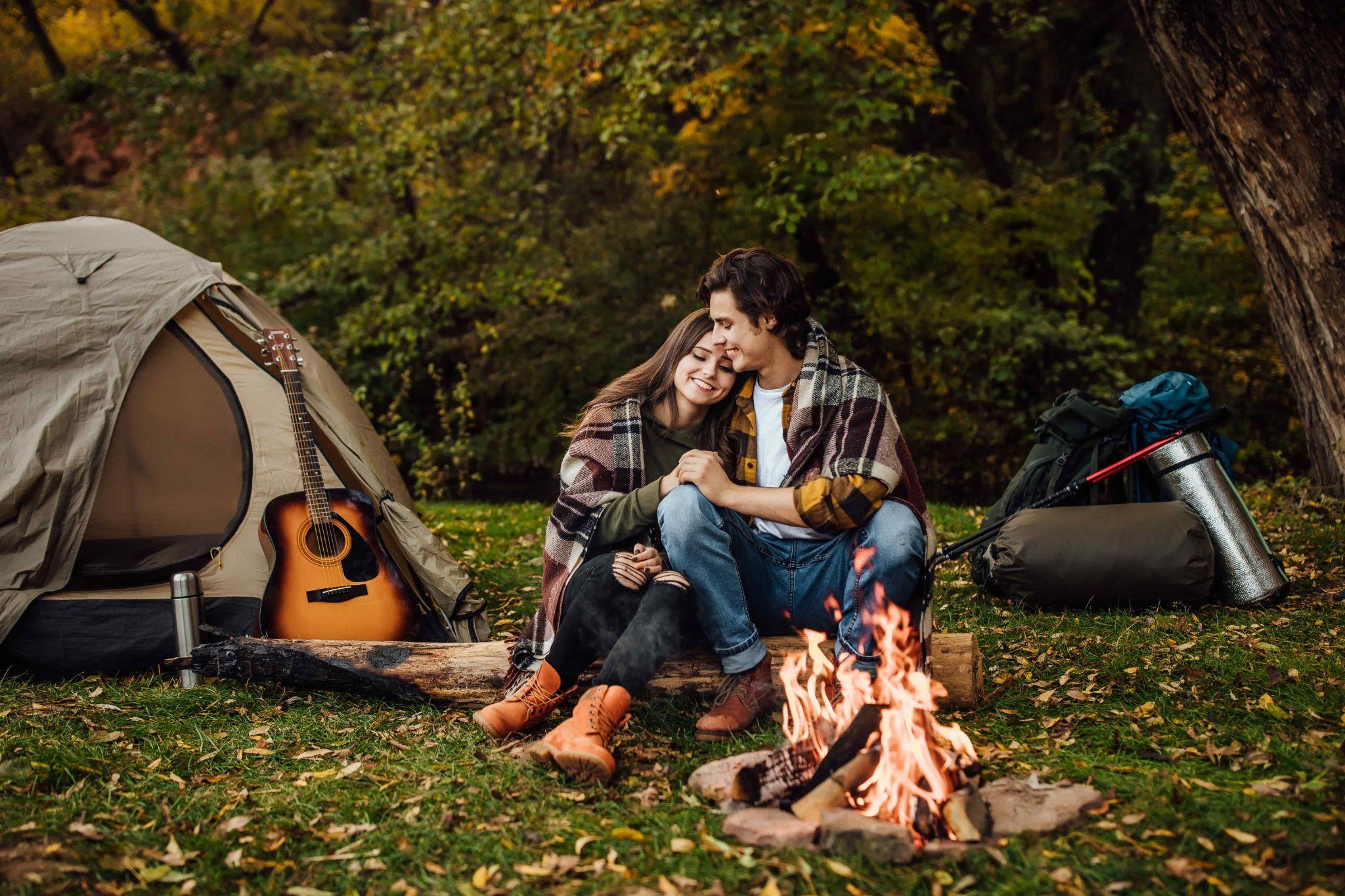 I love camping. Отдых на природе с друзьями. Кемпинг люди. Романтика в палатке на природе. Пара туристов.